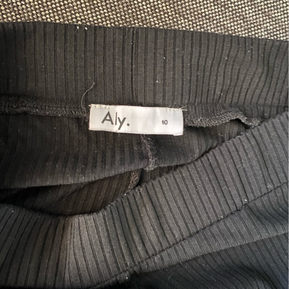 Ribbed Flared Leggings - Picture 2 of 2